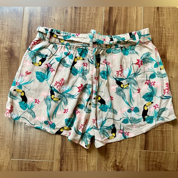 *🧡3/20$* NWOT Printed Lightweight Shorts - Picture 2 of 3